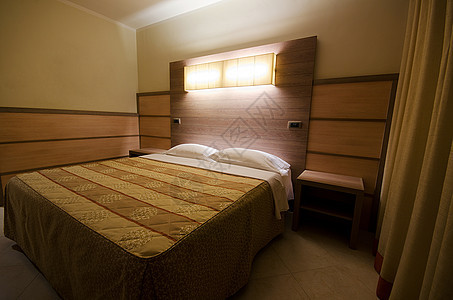 在现代房间的双人床 舒适 假期 奢华 住宅 旅行图片
