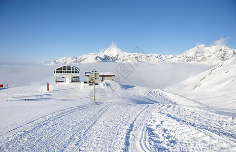 滑雪运输站 升降椅 欧洲 场景 岩石 蓝色的 电缆 天空图片