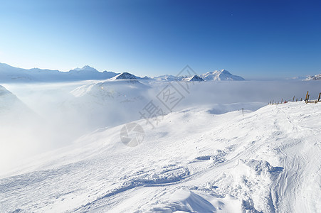 冬季下雪的山云中 蓝色的 高山 山脉 欧洲 顶峰 滑雪图片