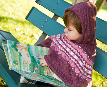 小女孩在读书 公园 草 微笑 太阳 生活 女性图片