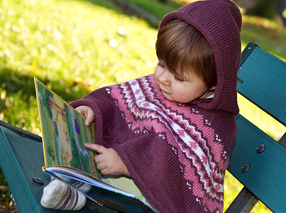 小女孩在读书 头发 公园 美丽的 太阳 女儿 幸福图片