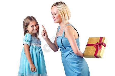 快乐的妈妈和女儿在白色 盒子 女孩 微笑 团聚 漂亮的图片