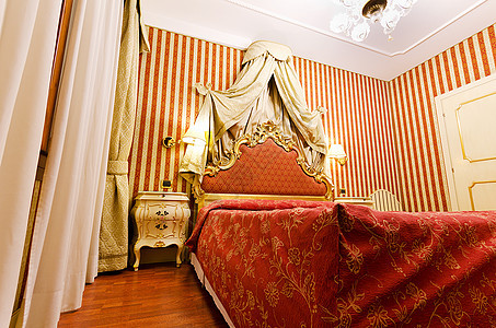 在现代房间的双人床 卧室 酒店 窗帘 房子 枕头图片