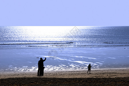 家庭在Ballybunion海滩上行走图片