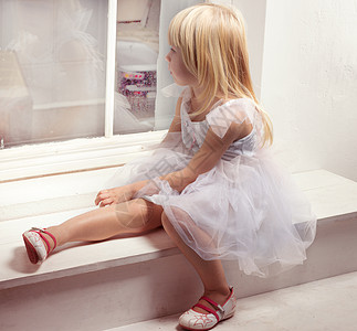3岁女孩穿着窗户旁边的白色礼服 3个 裙子 幼儿图片
