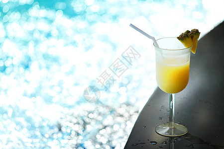 靠近游泳池的鸡尾酒 菠萝 水池 水 喝 酒精 液体图片