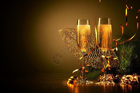 新年派对上香槟的玻璃杯 圣诞灯饰 圣诞图案 喝 圣诞祝福图片