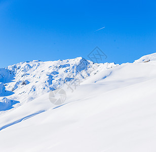 冬天下雪的阿尔卑斯山 欧洲 安详 天空 顶峰 滑雪图片