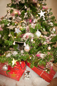 圣诞树下的礼物 假期 灯 庆祝 装饰品 金子图片