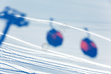 白雪上滑雪升起的影子高清图片