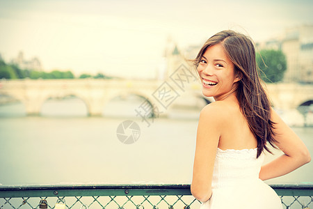 巴黎妇女 摄影 美丽的 游客 旅游 埃菲尔铁塔 微笑图片