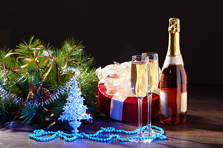 新年派对上香槟的玻璃杯 火花 卡片 盒子 前夕 饮料图片