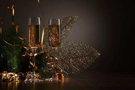 新年派对上香槟的玻璃杯 瓶子 圣诞图案 假期 庆典 金子图片