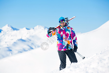 带滑雪鞋和穿滑雪衣的年轻人 闲暇 寒冷的 风镜 蓝色的图片