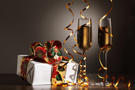 新年派对上香槟的玻璃杯 圣诞节 干杯 圣诞灯饰 吐司 圣诞快乐图片
