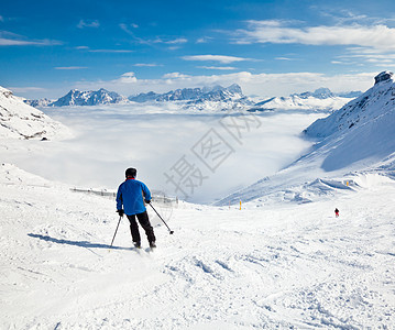 滑雪手脚上的滑雪机 寒冷的 天气 移动 风景 粉末图片