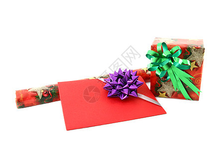 白色背景的礼品盒和带有礼品卡的卷纸 展示 零售图片