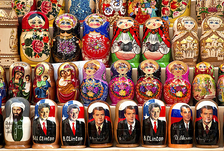 俄罗斯政治马特罗什卡 Matrioshka 娃娃在巴库阿泽尔拜扬市场 阿塞拜疆 手图片