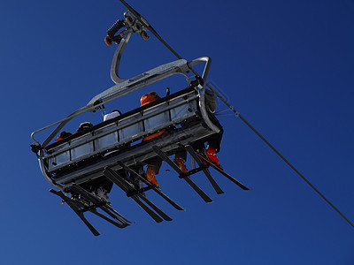 乘滑雪艇的滑雪机 闲暇 户外 单板滑雪 举起 升降椅图片