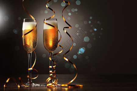 新年派对上香槟的玻璃杯 浪漫的 新年快乐 圣诞节 圣诞灯饰 瓶子图片