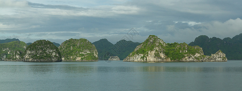 越南哈隆湾的Limestone岩石 天空 湖图片