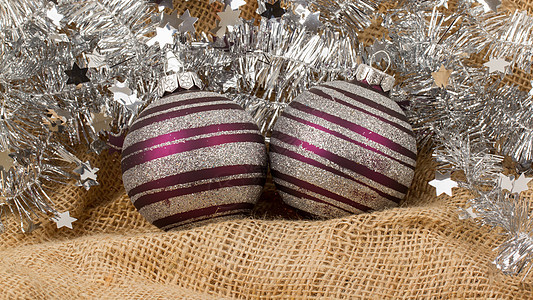 两个紫色圣诞球被隔离 喜庆的 树 花环 季节性的图片
