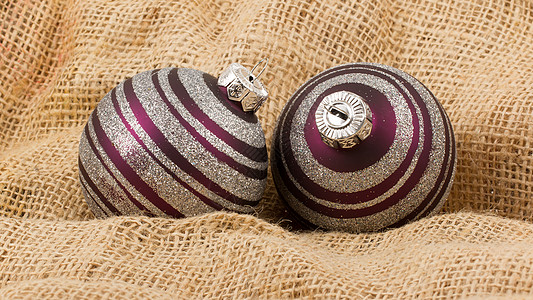 两个紫色圣诞球被隔离 十二月 帆布 季节 传统的 玻璃图片