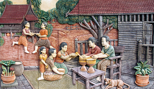 Songkran艺术节的泰国文化 在庙墙上雕刻石头图片