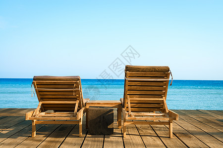 两张木制沙滩椅 海和清空天空图片