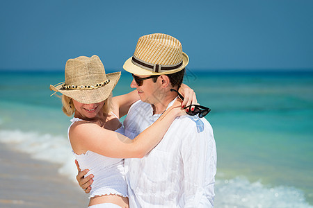 在热带度假胜地度蜜月时爱情夫妻图片