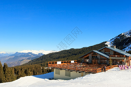 滑雪度假村小屋 山 自然 餐厅 森林 空的 木头 户外图片