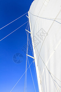 仰望着船杆和蓝天空 海 双体船 户外 普吉岛 索具图片