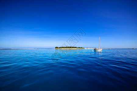 船只和美丽的斐济环礁岛 白海滩 东南 清除 旅游图片