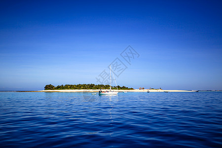 船只和美丽的斐济环礁岛 白海滩 清除 棕榈 椰子图片