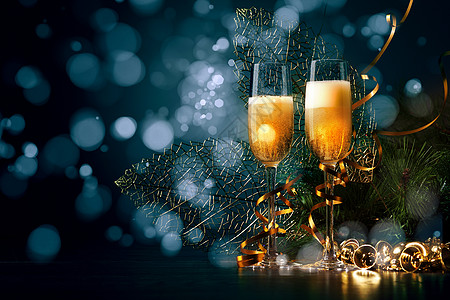 新年派对上香槟的玻璃杯 爱 快乐的 火花 喝图片