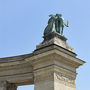 英雄广场的雕像 最闪耀 城堡 水 阿帕德 加布里埃尔 马扎尔图片