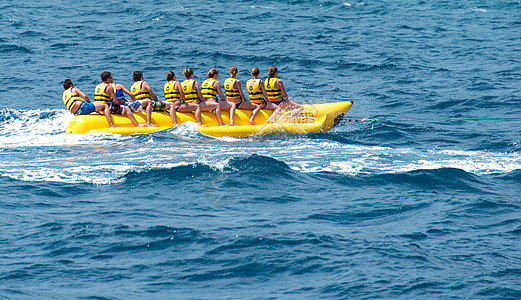 海上乘坐香蕉船的人图片