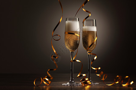 新年派对上香槟的玻璃杯 弓 假期 喝 快乐的 酒精图片
