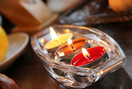 三个美丽的燃烧蜡烛图片