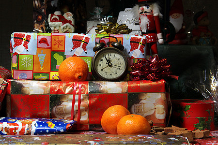 圣诞礼物和圣诞树图片