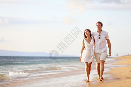 夫妇在海滩上散步 约会 夏天 情侣 自然 爱 步行图片