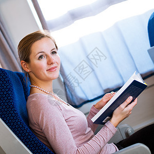 年轻女子在火车上看书的时候图片