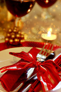 盛装的圣诞晚宴 蜡烛 圣诞节 桌布 丝带 金子 假期图片