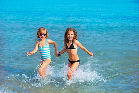 女孩朋友在海滩上一起跑来跑去的 比基尼 游泳衣 闲暇图片