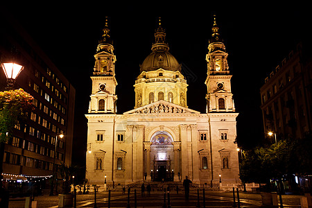 匈牙利布达佩斯圣史蒂芬巴西利卡 照明 游客图片