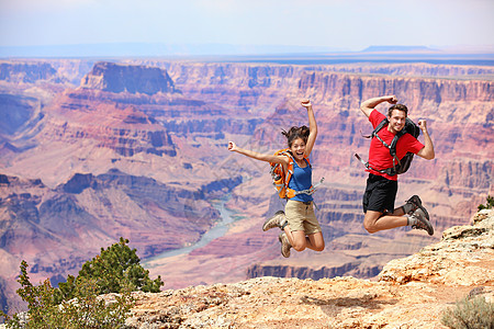 快乐的人们在大峡谷跳跃图片