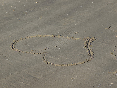 沙沙上的心脏形状图片