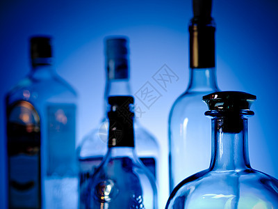 酒吧的瓶子 蓝色的 白兰地 软木塞 精神 夜生活 威士忌酒图片