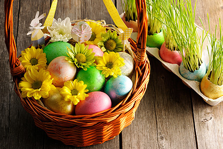 篮子中彩色东方鸡蛋 草 桌子 传统 传统的 绿色的 春天图片