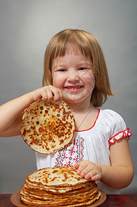 小女孩吃煎饼 饼子 烹饪 勺子 红色的 可口 庆祝的图片